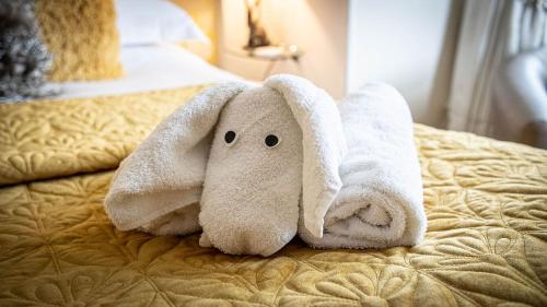 安布爾塞德的住宿－安布賽德希爾斯代爾住宿加早餐旅館，象象大象似的毛巾动物,坐在床上