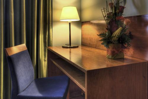  Zenit Diplomatic -  Room  picture :   Minibar    Bath    Safety deposit box                           