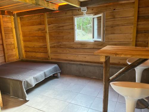 a room with a bench and a window in a cabin at Cabane 2 in Olivese