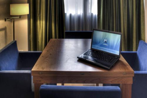  Zenit Diplomatic -  Room  picture :   Minibar    Bath    Safety deposit box                           