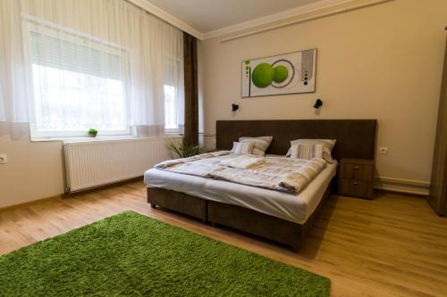 מיטה או מיטות בחדר ב-Thermal Garden Weninger Apartmanok