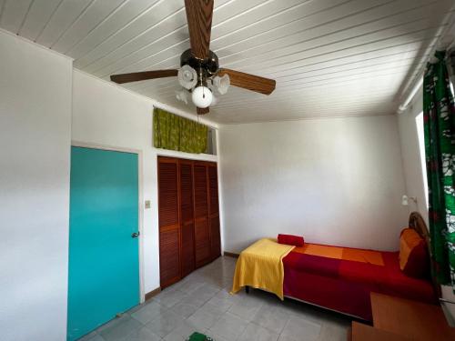 Un dormitorio con ventilador de techo y una cama. en SEAmply Villa by A.C.I., en Jolly Harbour