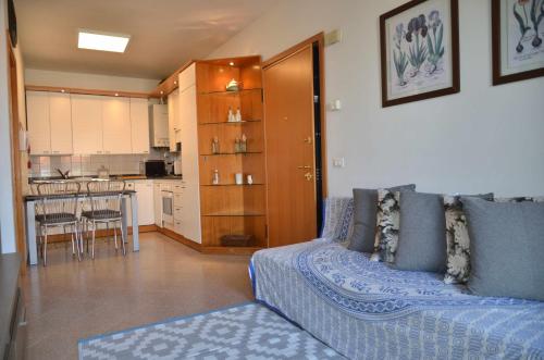 salon z kanapą i kuchnią w obiekcie Montello Apartment Noale w mieście Noale