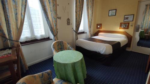 Ένα ή περισσότερα κρεβάτια σε δωμάτιο στο Hotel Angleterre