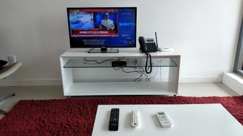 En TV eller et underholdningssystem på Brava P14 - 1 dorm. (sin sabanas y sin toallas)