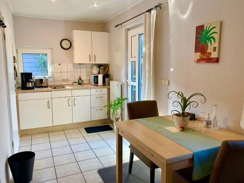 una cucina con tavolo e una sala da pranzo di 1 Raum Appartement mit Küchenzeile in Kappeln a Kappeln