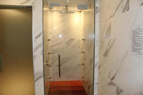 a bathroom with a shower with marble walls at Brava P14 - 1 dorm. (sin sabanas y sin toallas) in Punta del Este