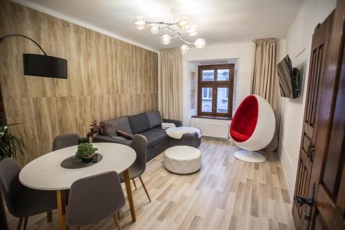 een woonkamer met een bank en een tafel bij Стильна квартира в центрі на Площі Ринок вулиця Галицька 9 in Lviv