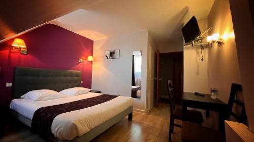 Postel nebo postele na pokoji v ubytování Logis Hotel Restaurant des Voyageurs