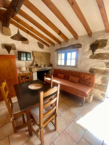 un salon avec un canapé et une table dans l'établissement BERGERIE Babbu, Domaine de l Ogliastru, à Olmeto
