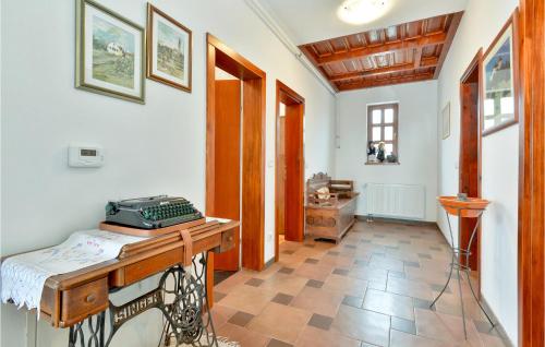 um quarto com uma secretária e um telefone. em 2 Bedroom Cozy Home In Varazdinske Toplice em Varaždinske Toplice