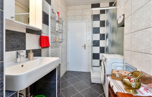Um banheiro em 2 Bedroom Cozy Home In Varazdinske Toplice
