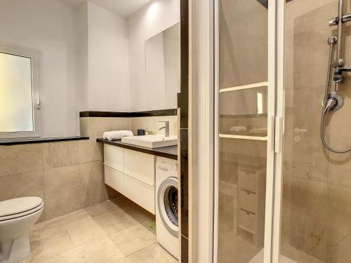 W łazience znajduje się pralka i umywalka. w obiekcie Nestor&Jeeves - ZEN - Central - Very close beaches w Nicei