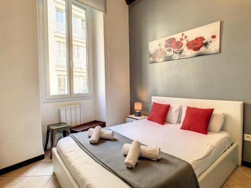 sypialnia z łóżkiem z dwoma ręcznikami w obiekcie Nestor&Jeeves - ZEN - Central - Very close beaches w Nicei