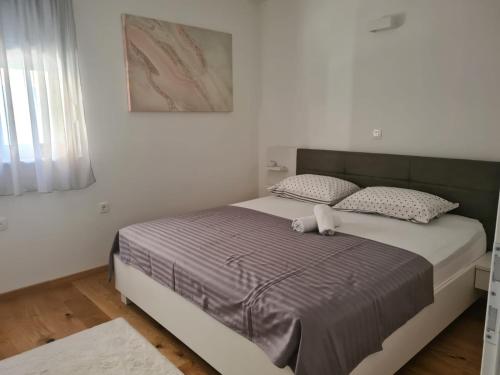 un dormitorio con una cama con un animal de peluche en Apartman Ružica Split en Split