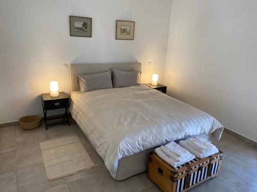 - une chambre avec un grand lit et 2 tables de chevet dans l'établissement VILLA 21, à Thermisía