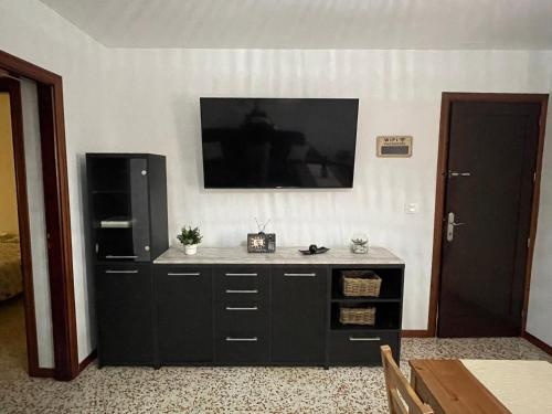 ein großer schwarzer Schrank mit einem TV an der Wand in der Unterkunft Casa Candelaria in La Laguna