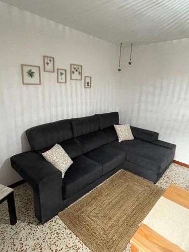 un sofá de cuero negro en la sala de estar en Casa Candelaria, en La Laguna