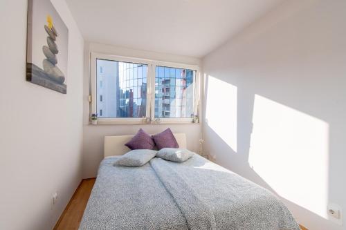 Posteľ alebo postele v izbe v ubytovaní Flexible SelfCheckIns 31 - Zagreb - Garage - Loggia - New