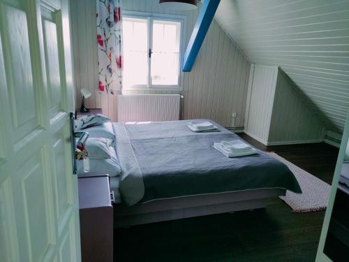 Säng eller sängar i ett rum på Apartamenty TRZY PTAKI