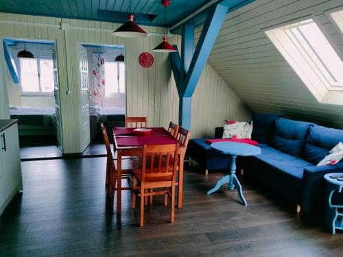 a living room with a table and a couch at Apartamenty TRZY PTAKI in Wisła