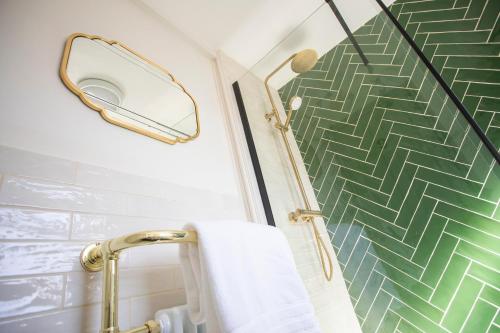 a bathroom with a towel rack and a mirror at Luxury Townhouse - close to castle & town - perfect stylish stay, sunny private courtyard, dog friendly in Warwick