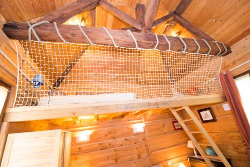 a net hanging from the ceiling of a cabin at Au Milieu de Nulle Part, Chambres et gites écologiques au lac du Der in Outines