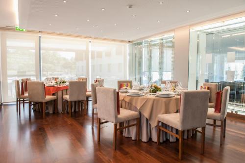 ห้องอาหารหรือที่รับประทานอาหารของ INATEL Cerveira Hotel