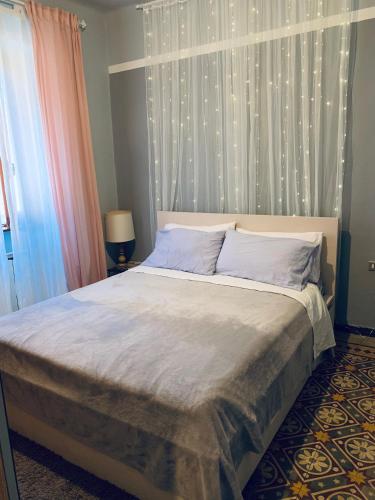 1 dormitorio con 1 cama grande y ventana en Appartamento SoloSoleMare en Portovenere