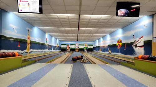 a bowling alley with bowling balls on the walls at Hotel Am Brauhaus in Waren