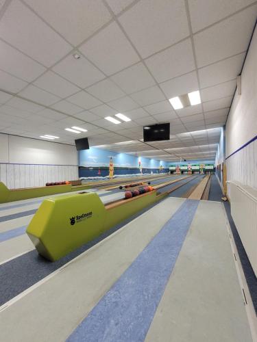 a bowling alley with a green bowling lane at Hotel Am Brauhaus in Waren