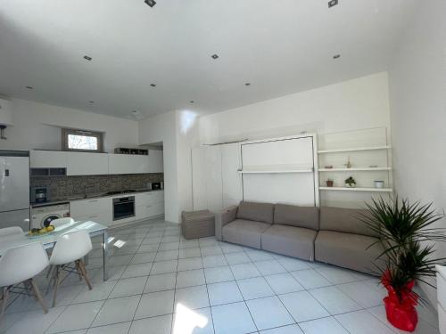 un soggiorno con un divano e un tavolo di La Lucciola ad Amalfi