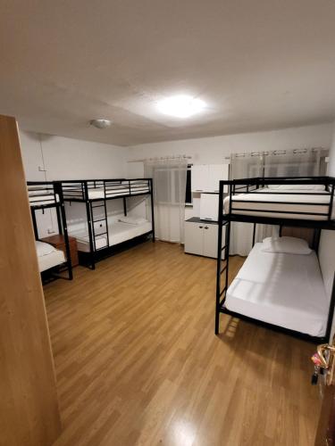 Bunk bed o mga bunk bed sa kuwarto sa Hostel Hakuna Matata