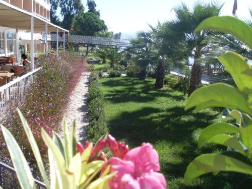 Taman di luar Kaunos Hotel