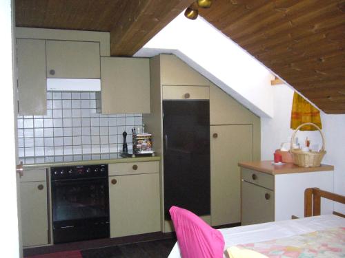 Kuchyň nebo kuchyňský kout v ubytování Chasa Brunold 3-Zimmer-Dachwohnung (FEWG No. 4)
