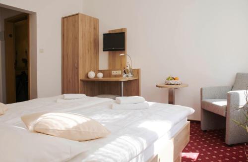 Una cama o camas en una habitación de Ferien- und Wellnesshotel Waldfrieden