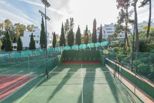 Tenis alebo squash v ubytovaní Sea view Penthouse Marbella in "el Señorio de Marbella" alebo jeho okolí