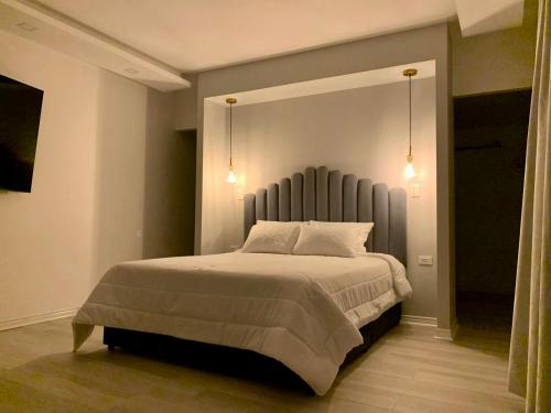 a bedroom with a large bed with a large mirror at Penthouse - Vista Hermosa Apartments in Filandia