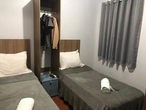 Cette petite chambre comprend 2 lits. dans l'établissement HOTEL RIO VERDE, à Rio Verde