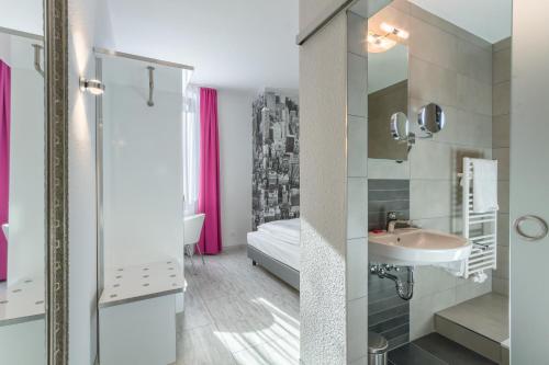Bilik mandi di Hotel l'adresse garni
