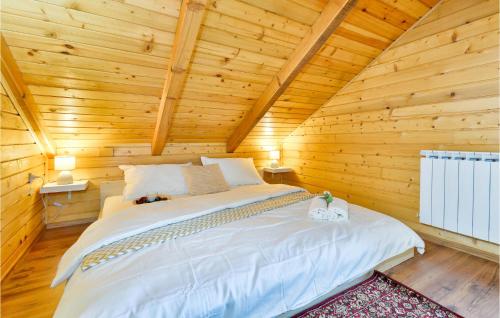 Postel nebo postele na pokoji v ubytování Beautiful Home In Jarek Habekov With Sauna, Wifi And Outdoor Swimming Pool