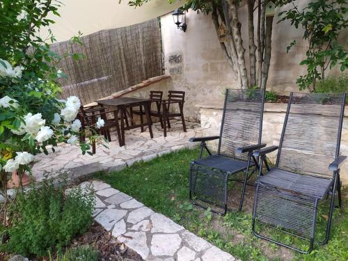 a group of chairs and a table in a yard at Alloggio Agrituristico Abruzzomio - Casa Somarello in Goriano Valli