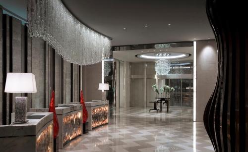 un hall d'un hôtel avec un lustre dans l'établissement Melia Jinan, à Jinan