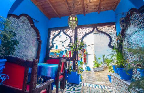 シェフシャウエンにあるHotel Al kassabaの青い壁の部屋