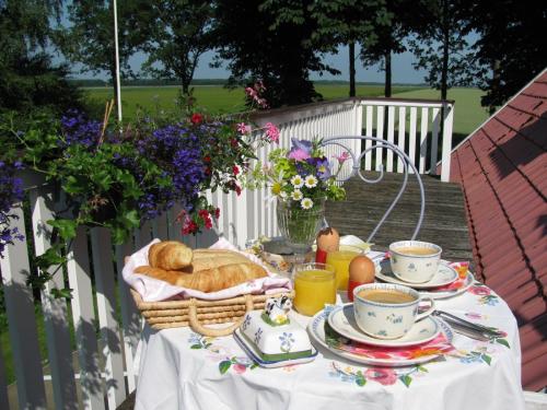 einen Tisch mit einem Korb Brot und Tassen Tee in der Unterkunft Rustherberg in Valthermond