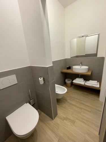 y baño con aseo y lavamanos. en Podere al Fico B&B en Collemezzano