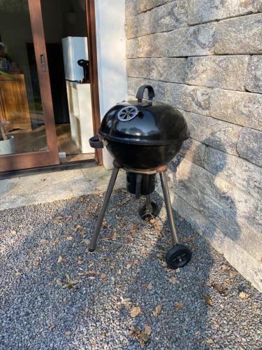 a grill sitting on top of a stove at Gästezimmer am Waldrand in Leimbach