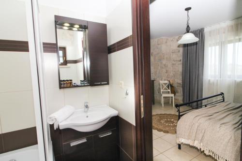 Ένα μπάνιο στο EVaNTHE STONE VILLAS
