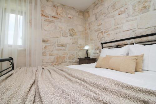 Ένα ή περισσότερα κρεβάτια σε δωμάτιο στο EVaNTHE STONE VILLAS