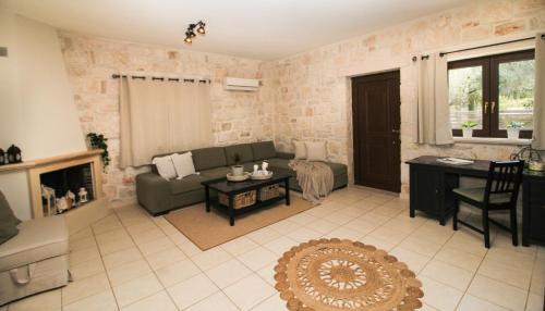 Χώρος καθιστικού στο EVaNTHE STONE VILLAS